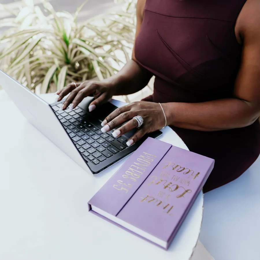 What sets the rate for a virtual assistant