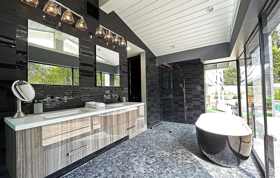 What a custom kitchen remodel with us looks like